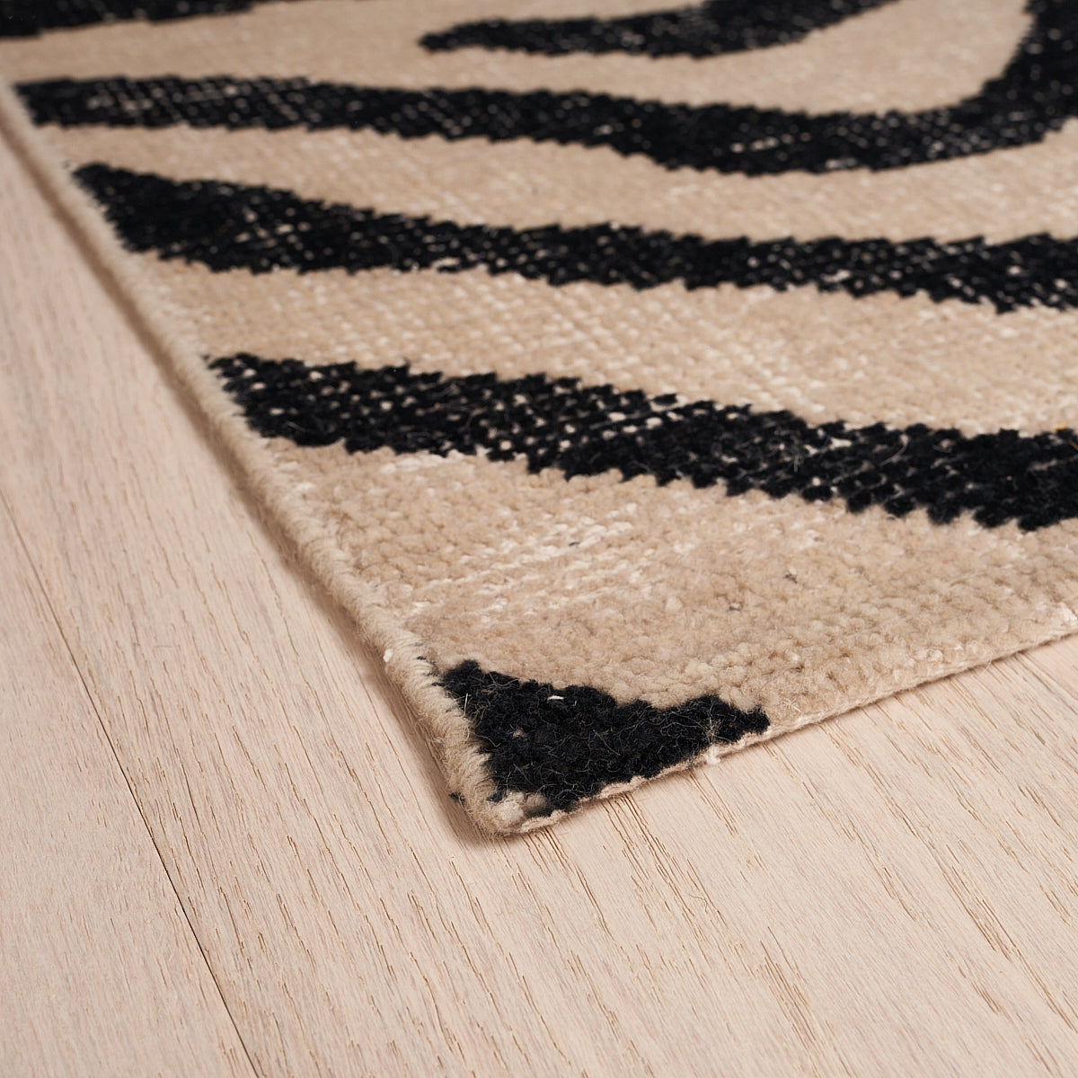 Zebre Hand-Knotted Rug | Black & Ivory