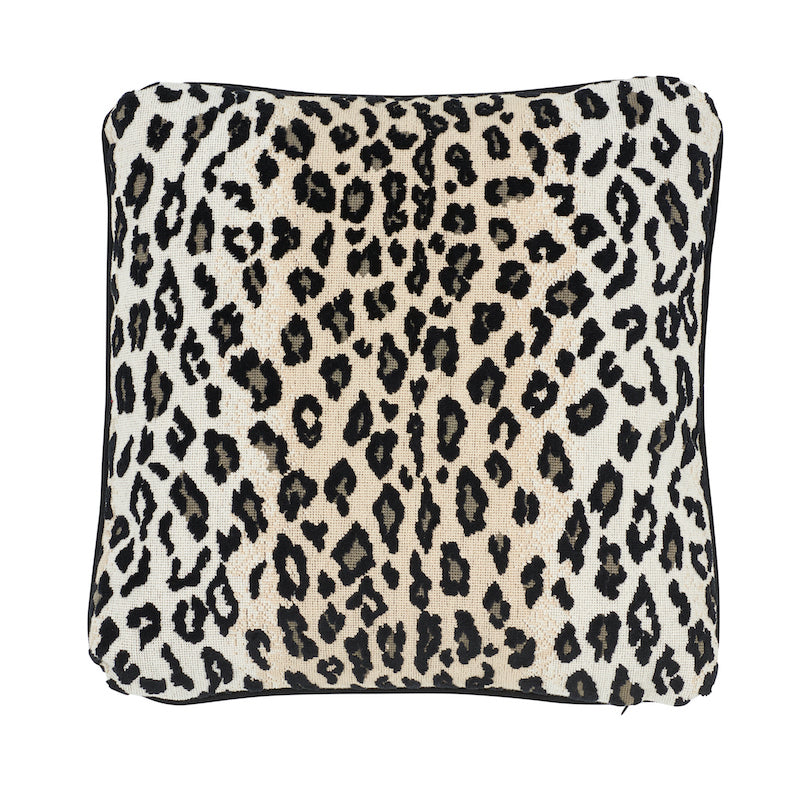 Safari Épinglé Pillow | Snow Leopard